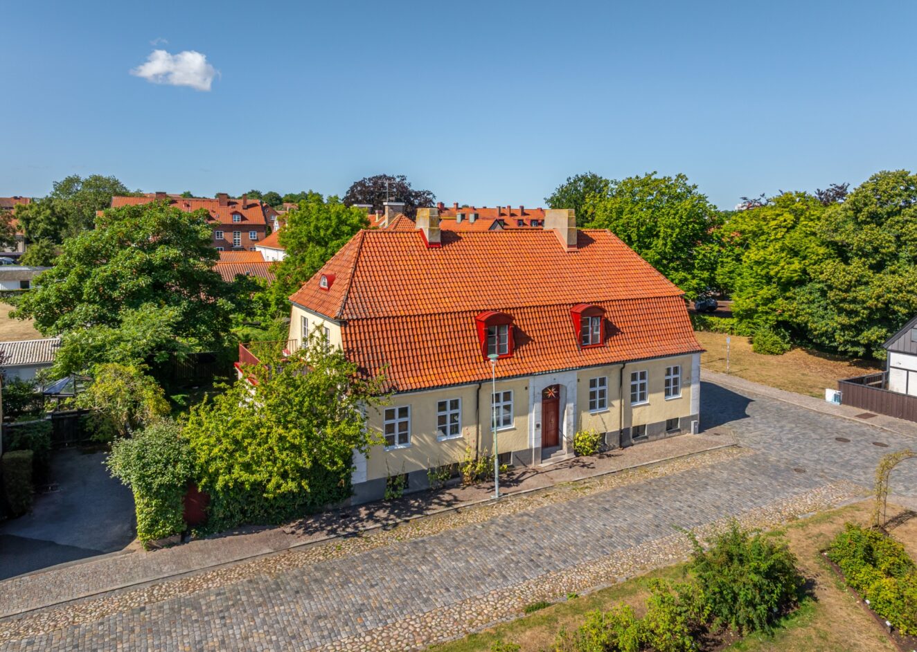 Gedigen patriciervilla om 360 kvm i putsad tegel anno 1924 vid Rosentorget med prunkande fikonträd