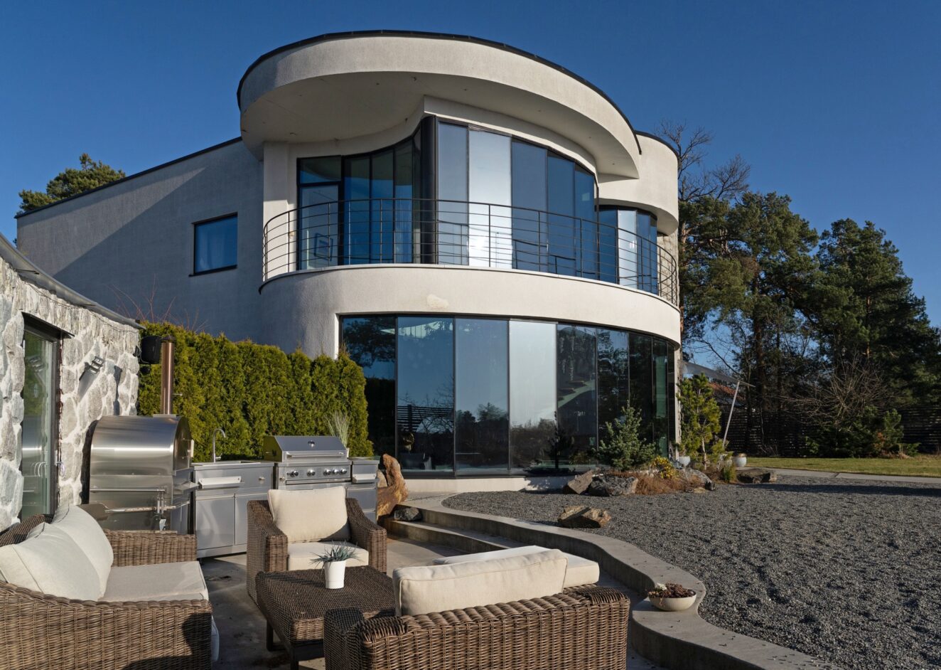 Exklusiv villa med högt läge med innovativ arkitektur och panoramautsikt