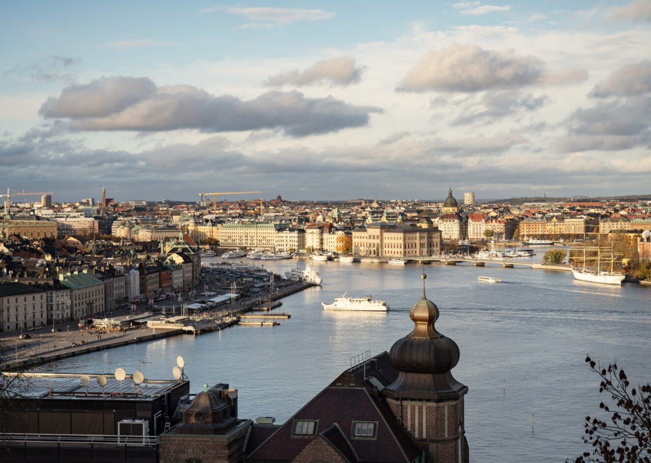 Fiskargatan - balkong med utsikt över Saltsjön, Gamla stan, Riddarholmen och Djurgården.