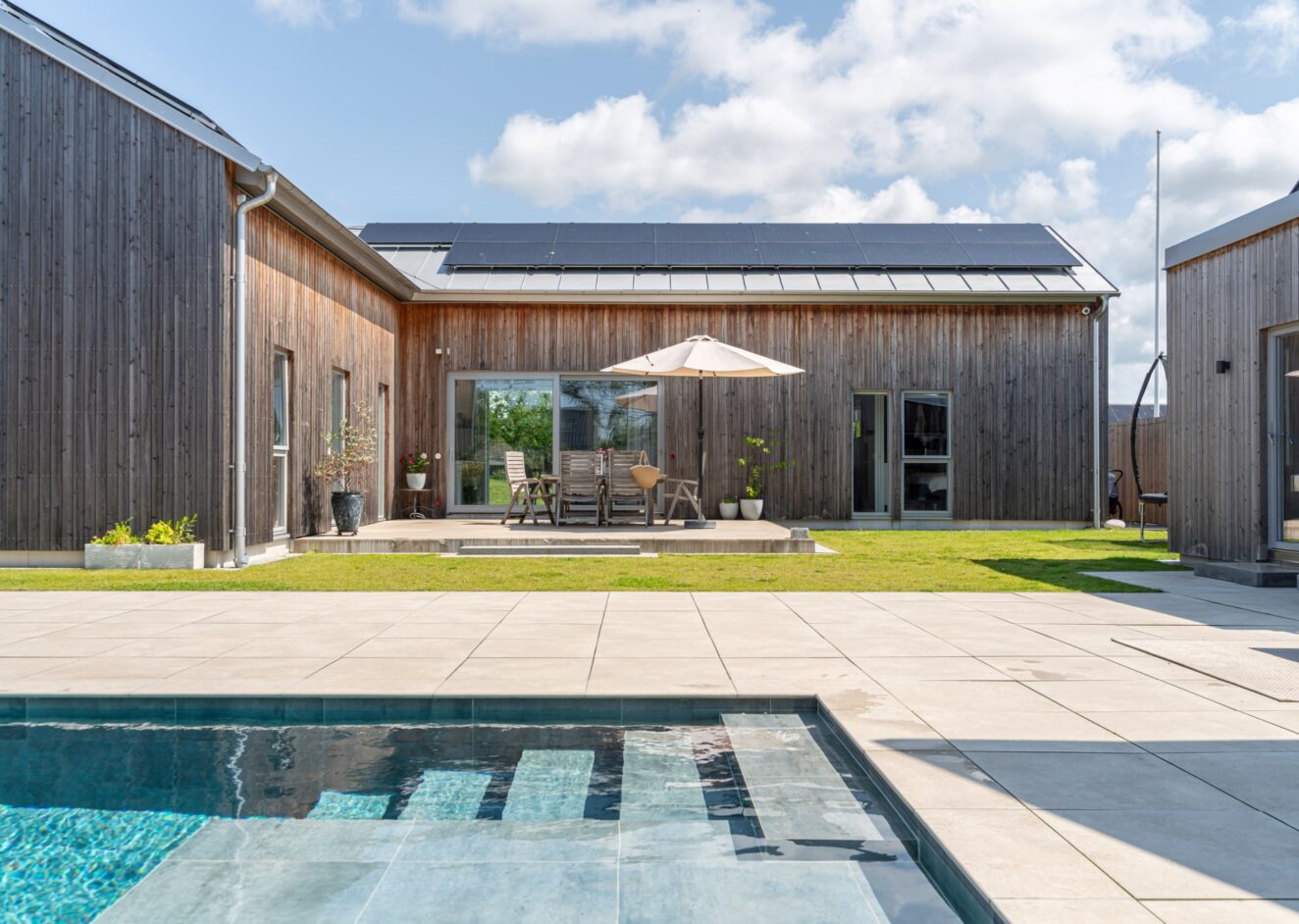 Modern och stilren villa med pool, solceller och två gästhus – ett hem för livsnjutaren!