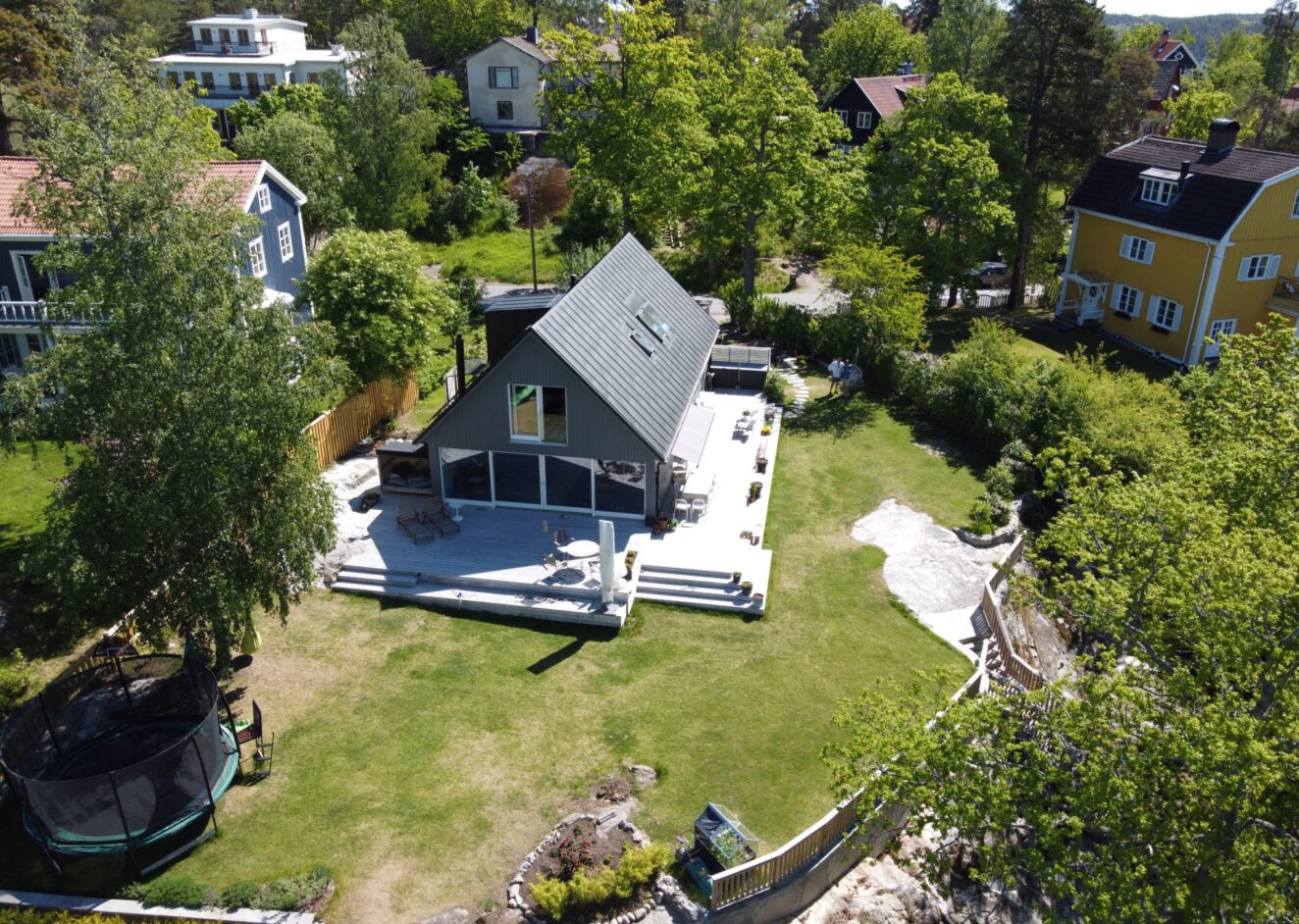 Modern villa i Saltsjö-Duvnäs med högt fritt läge