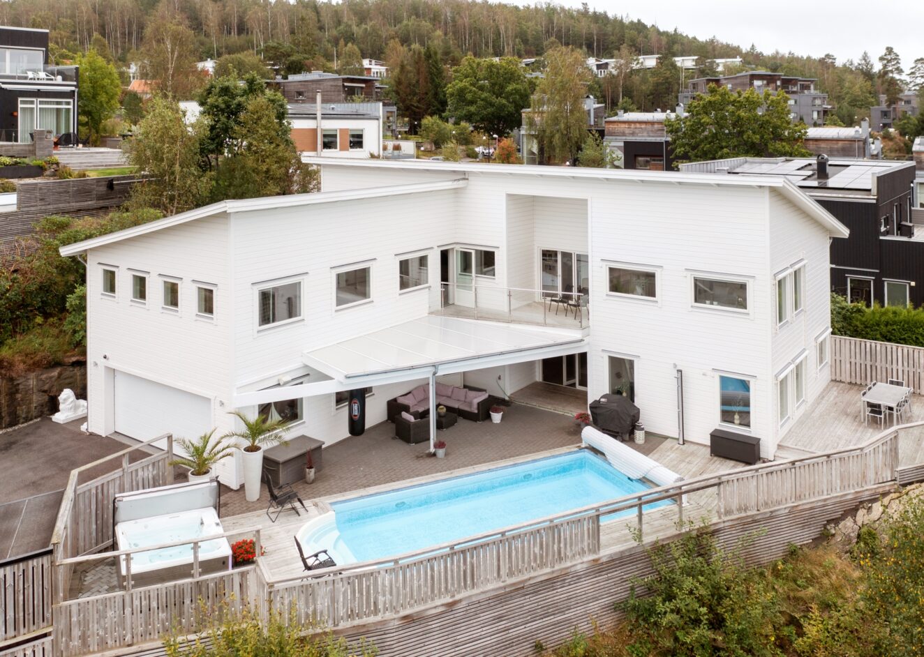 Modern villa med pool, bastu, solceller och sjöutsikt i Mölnlycke