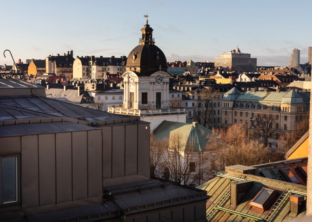 Högt läge med stor balkong & utsikt
