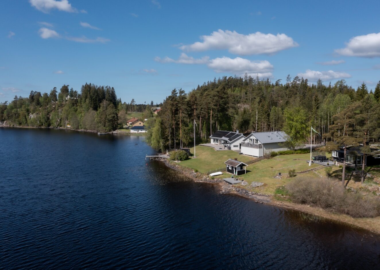 Nybyggd villa på sjötomt i enastående söderläge