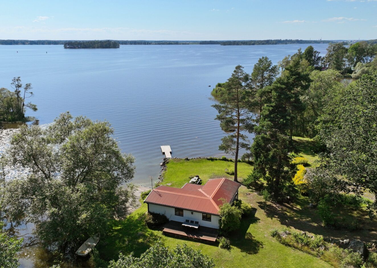 Privat sjötomt i egen vik med lång strandlinje vid Mälaren