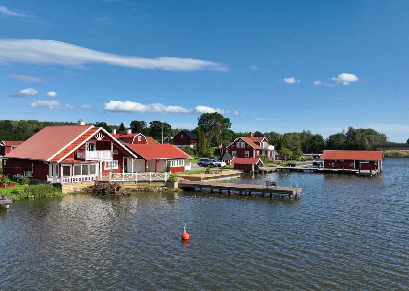 Sjöidyll i Björsund på egen sjötomt med brygga