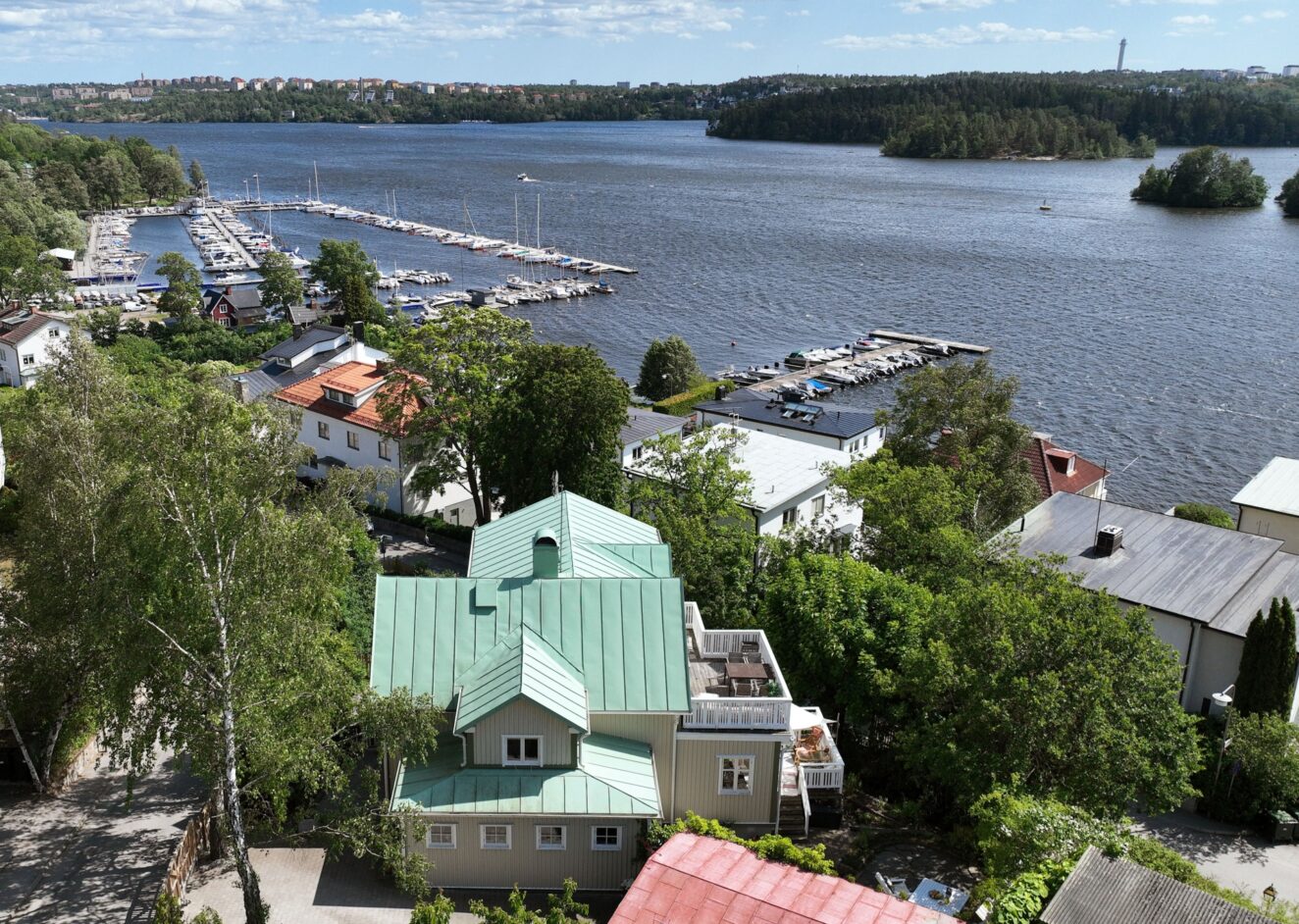 Sekelskiftesdröm med Mälarutsikt i hjärtat av Nockeby