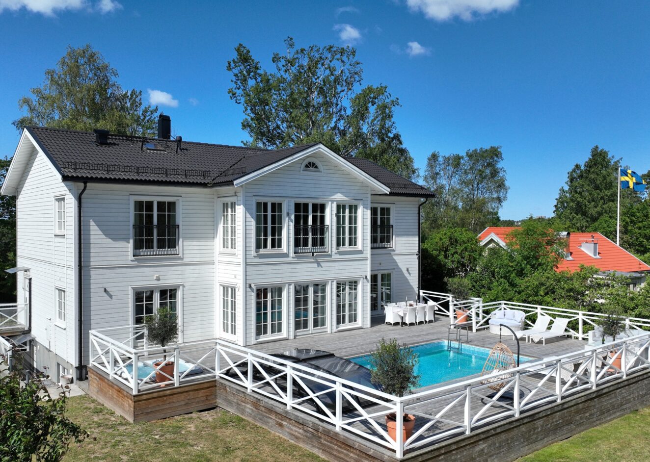 Sofistikerad New England-villa på sjösidan i Viggbyholm