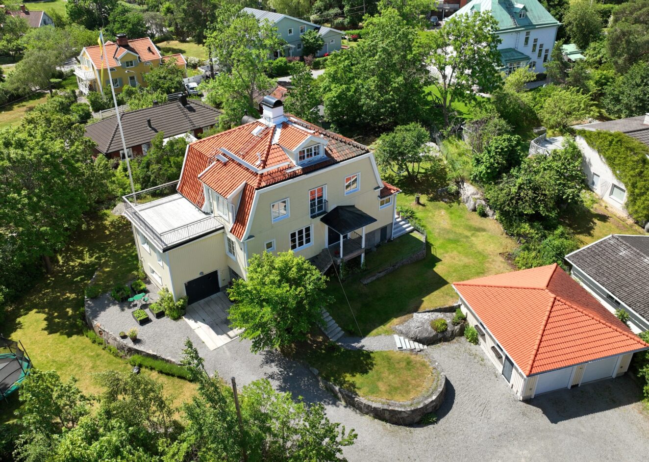 Stilig 20-talsdröm med charm och elegans i Saltsjöbaden