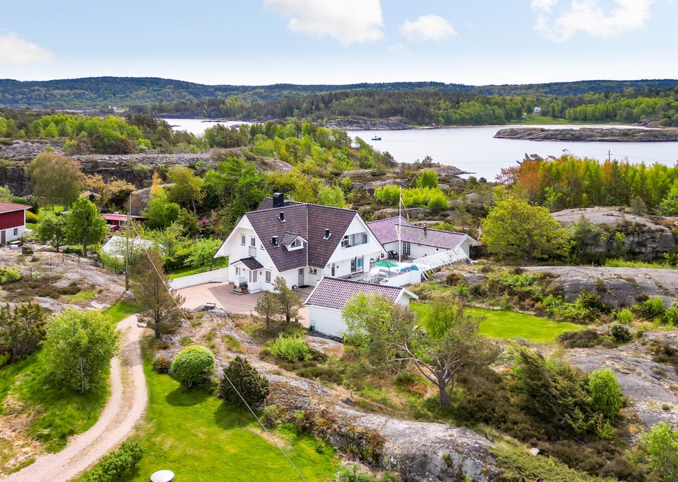 Stort totalrenoverat hus med pool och båtplats i en härlig miljö